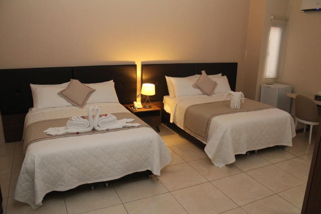 Postel nebo postele na pokoji v ubytování Murex Plaza Hotel & Suites