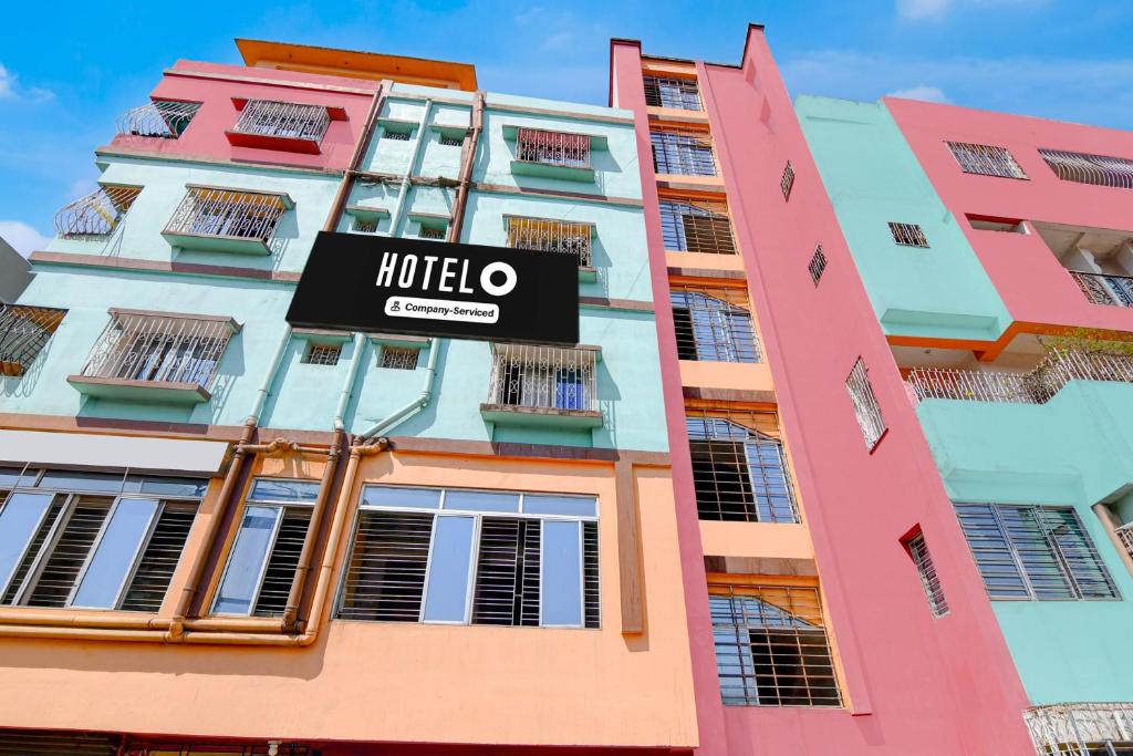 a building with a hotel sign in front of it at Super Hotel O Chittaranjan Railway Station Formerly Khalsa Lodge in Āsansol