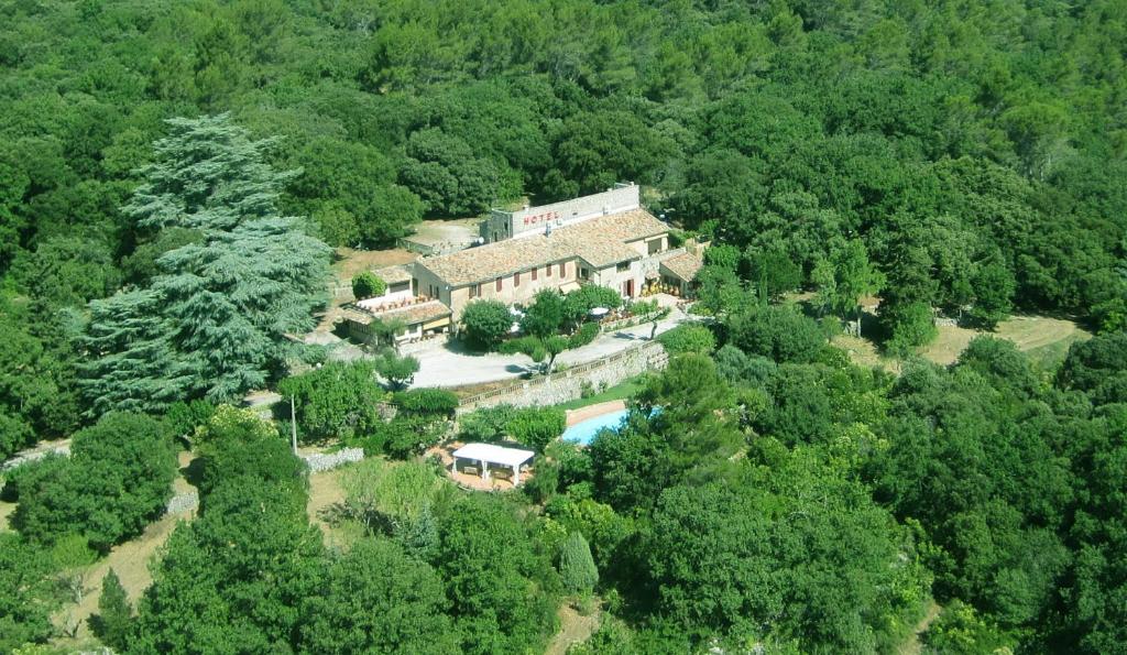 - une vue aérienne sur une maison dans les bois dans l'établissement Domaine du Lac - Teritoria, à Flassans-sur-Issole