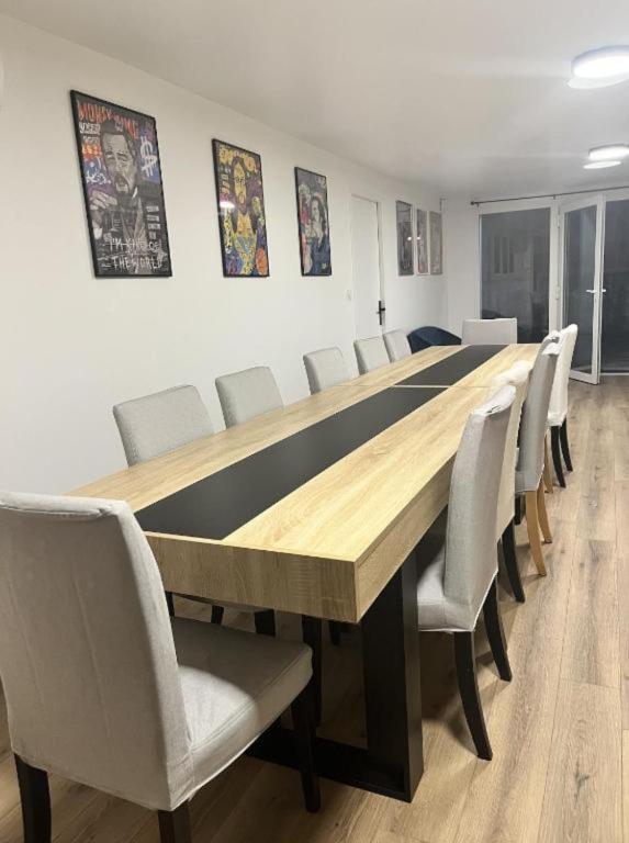 a conference room with a long table and chairs at Charmant Studio privé en maison in Villenave-dʼOrnon