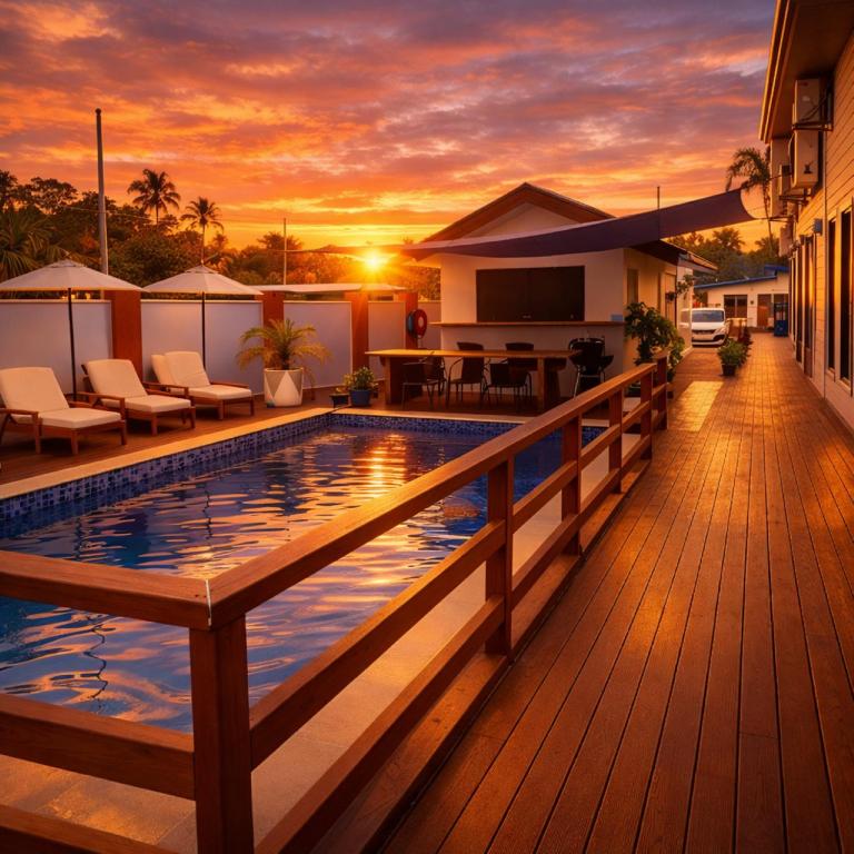 Ein Pool auf einer Terrasse mit Sonnenuntergang im Hintergrund in der Unterkunft Sunset Villas in Korotogo