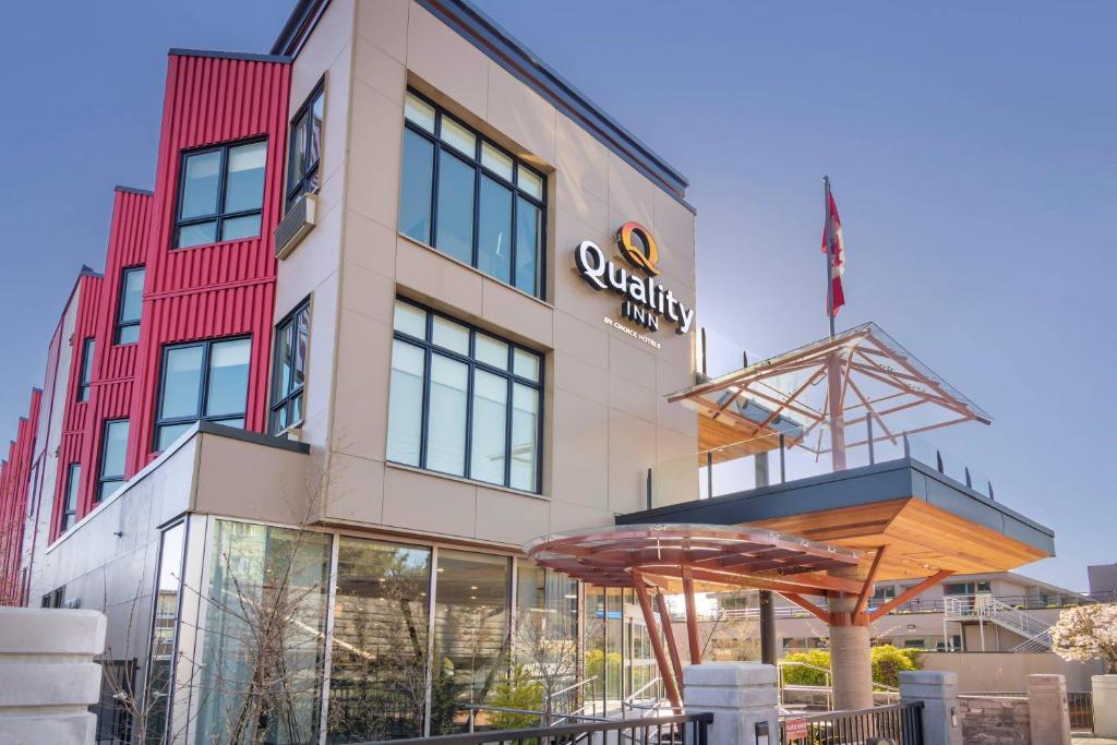 ein Gebäude mit einem Regenschirm davor in der Unterkunft Quality Inn in Nanaimo