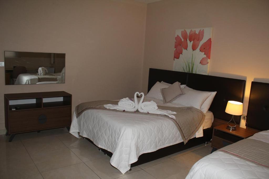 Postel nebo postele na pokoji v ubytování Murex Plaza Hotel & Suites