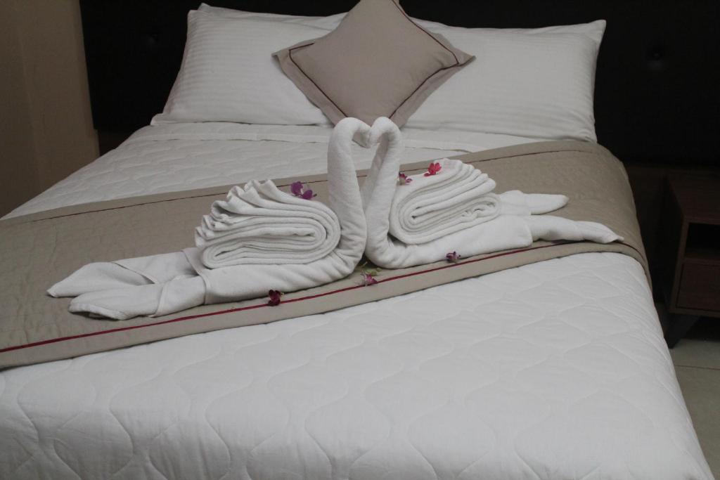 Postel nebo postele na pokoji v ubytování Murex Plaza Hotel & Suites