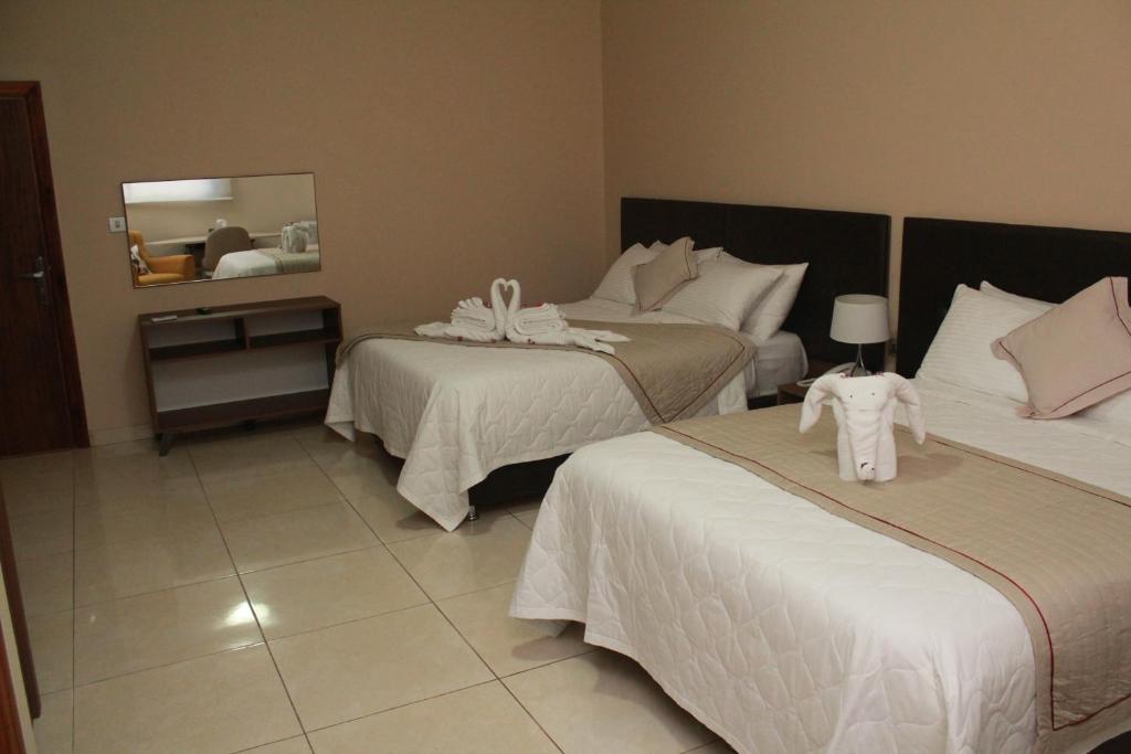 Postel nebo postele na pokoji v ubytování Murex Plaza Hotel & Suites