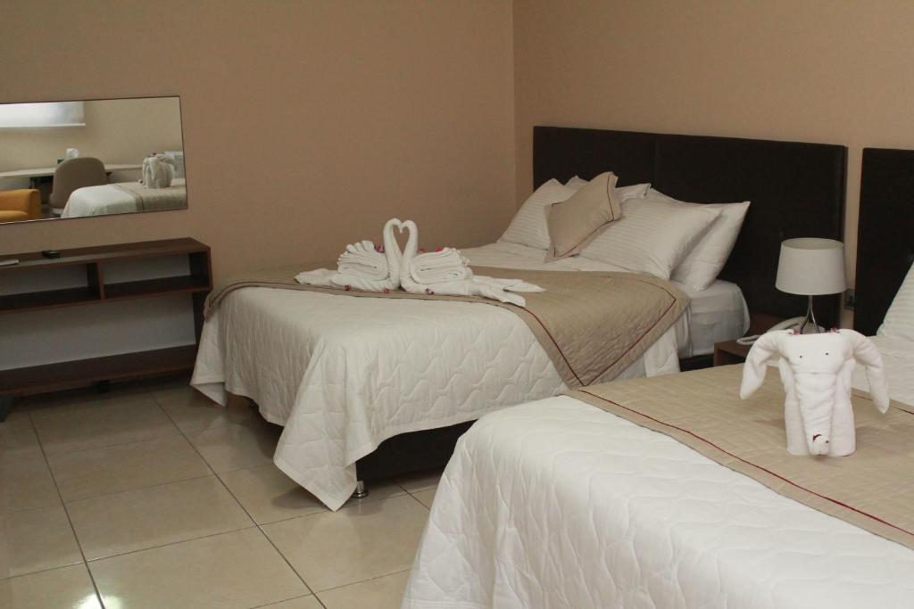 Postel nebo postele na pokoji v ubytování Murex Plaza Hotel & Suites