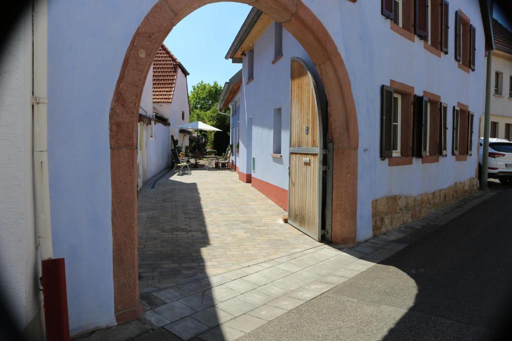 an alley with an archway in a building at Blaues Haus in Edenkoben