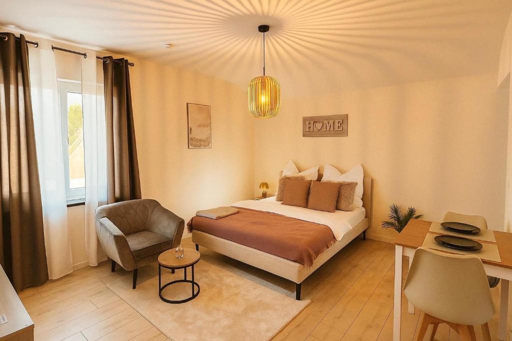 a bedroom with a bed and a desk and a chair at Top Wohnung, auch für Monteure in Siegen-Wilnsdorf Autobahn in Wilnsdorf