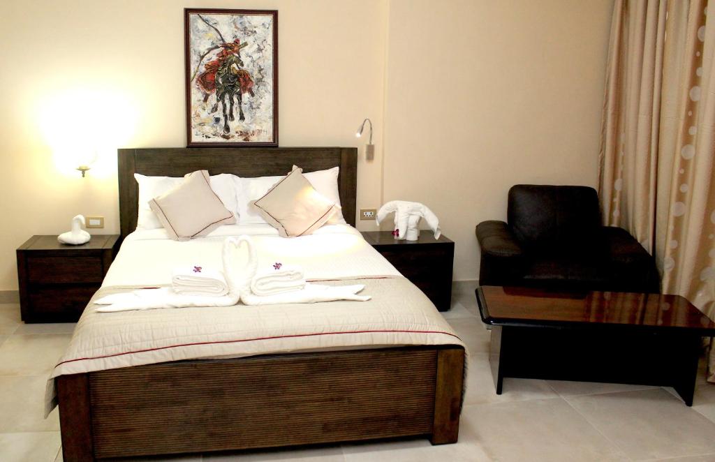 Postel nebo postele na pokoji v ubytování Murex Plaza Hotel & Suites