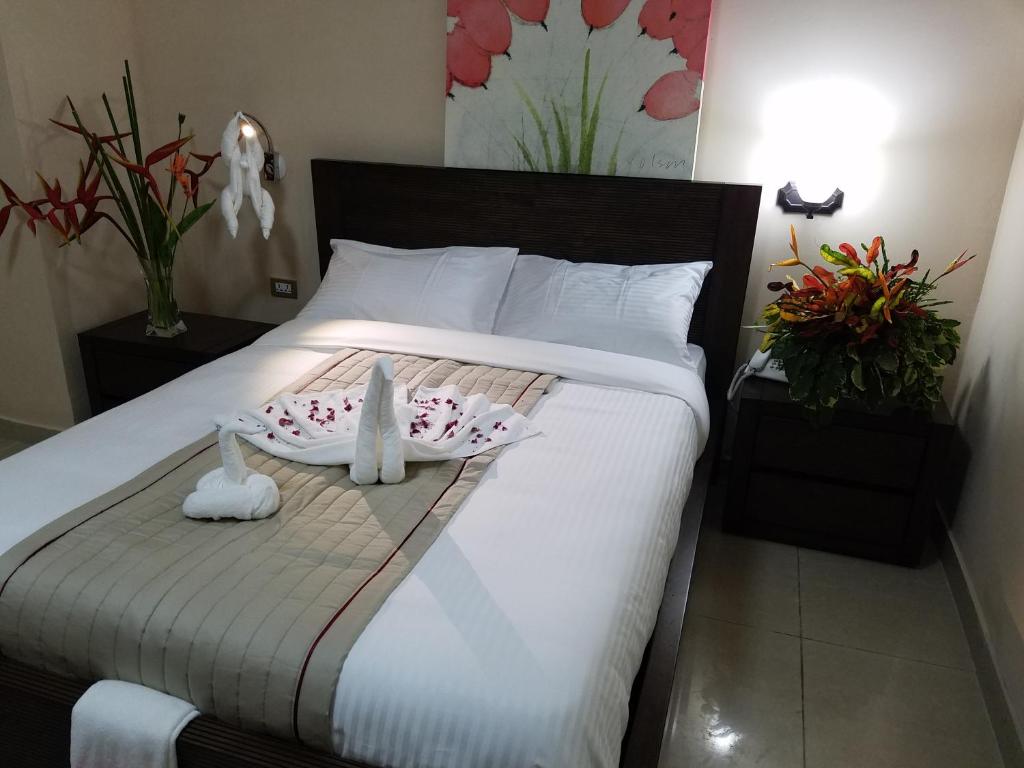 Postel nebo postele na pokoji v ubytování Murex Plaza Hotel & Suites