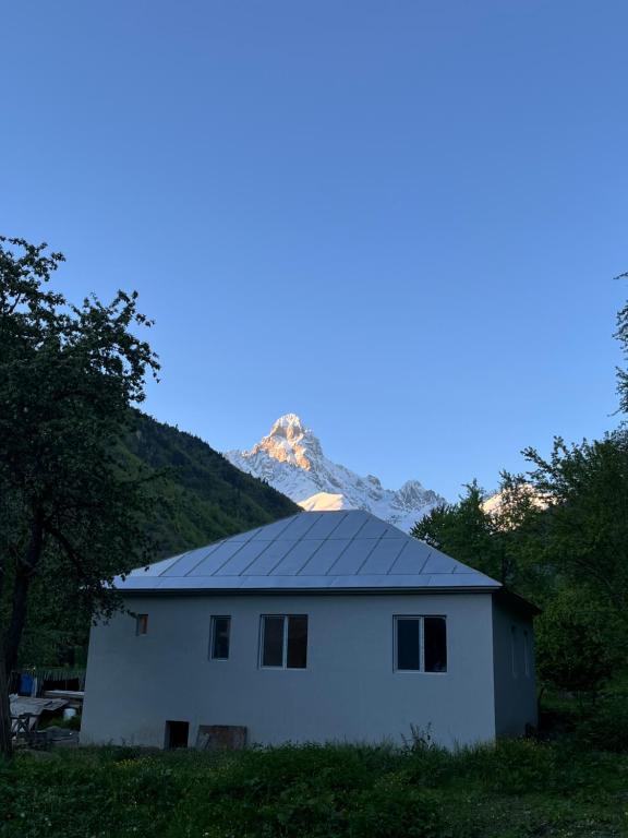 a white house with a mountain in the background at Leo Guesthouse in Dolasvip'i