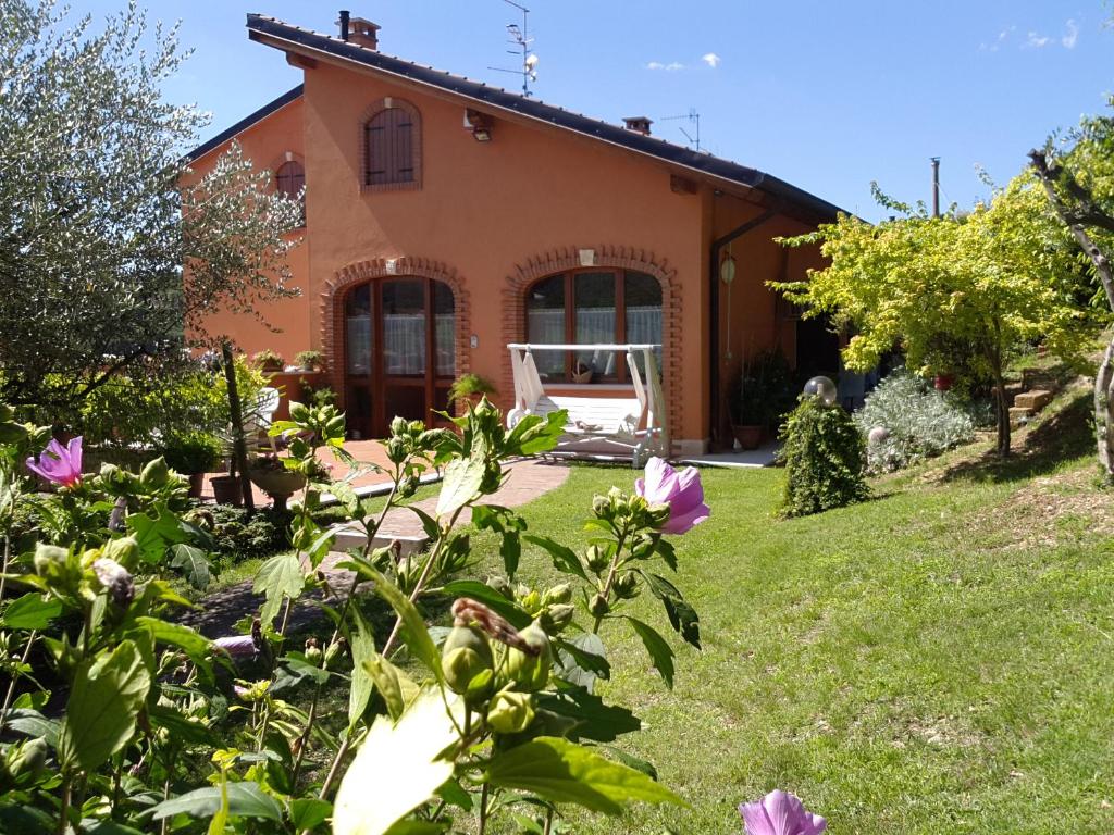 una casa con un jardín delante de ella en B&B Paradiso, en Negrar