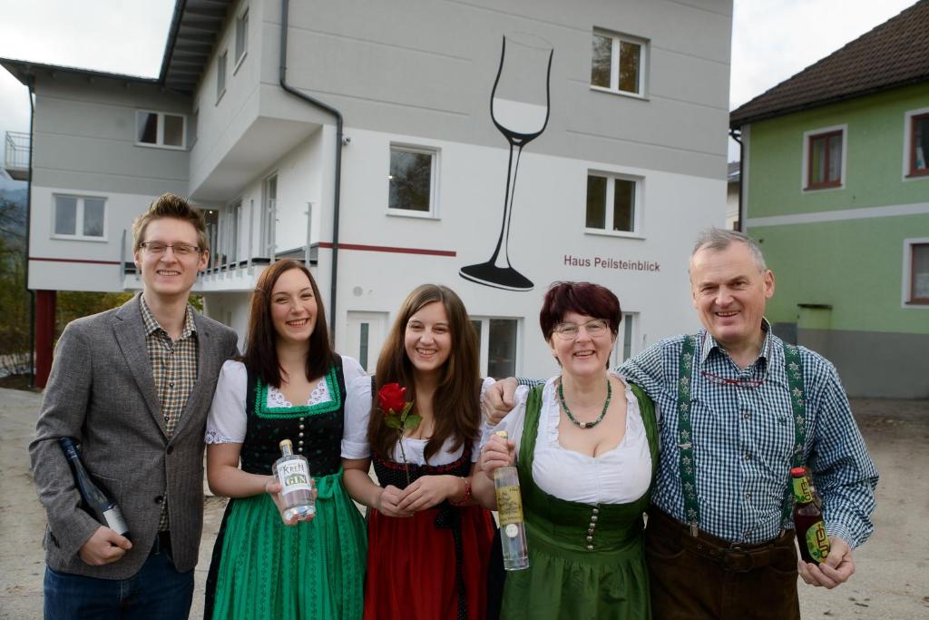 un grupo de personas de pie en frente de un edificio en Wirtshausbrennerei Krenn, en Yspertal