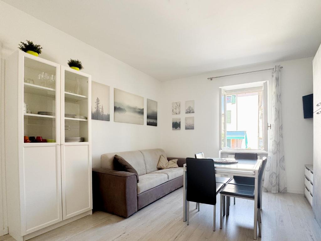 a living room with a couch and a table at Apartment Verdi BARDOLINO in Bardolino