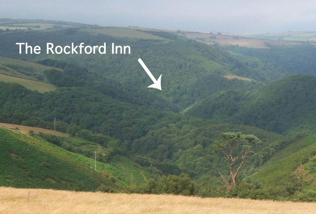 Blick auf die grünen Hügel mit einem weißen x in der Unterkunft The Rockford Inn in Lynton