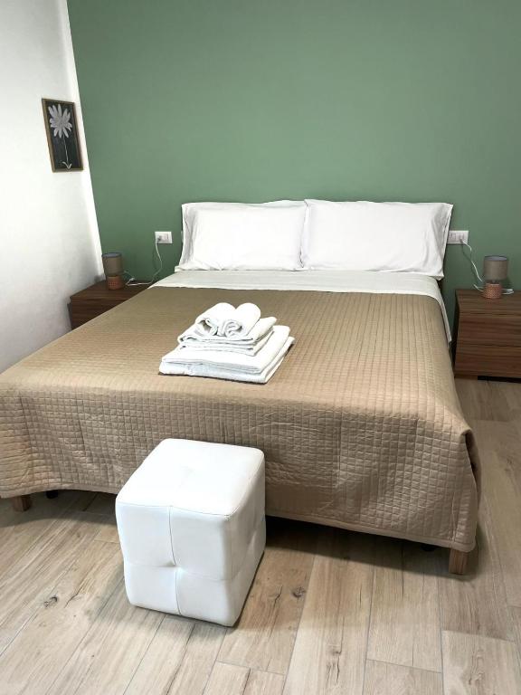 a bed with a pile of towels on top of it at Antico Ticino Malpensa in Lonate Pozzolo