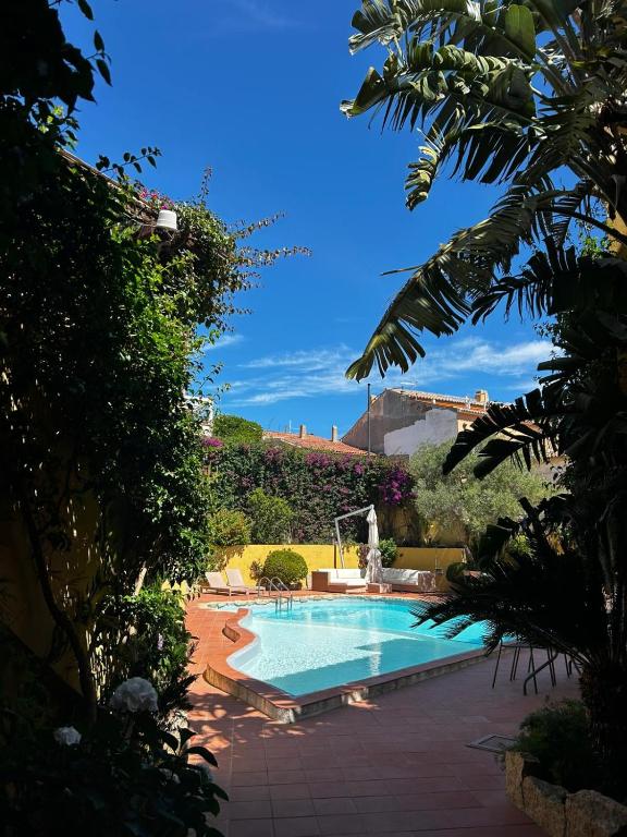 a swimming pool in the middle of a yard at Boutique Hotel Sant'Andrea & Relais in San Pantaleo