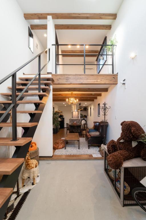 an open living room with a staircase and a living room at アンティークス岐阜駅東 in Gifu