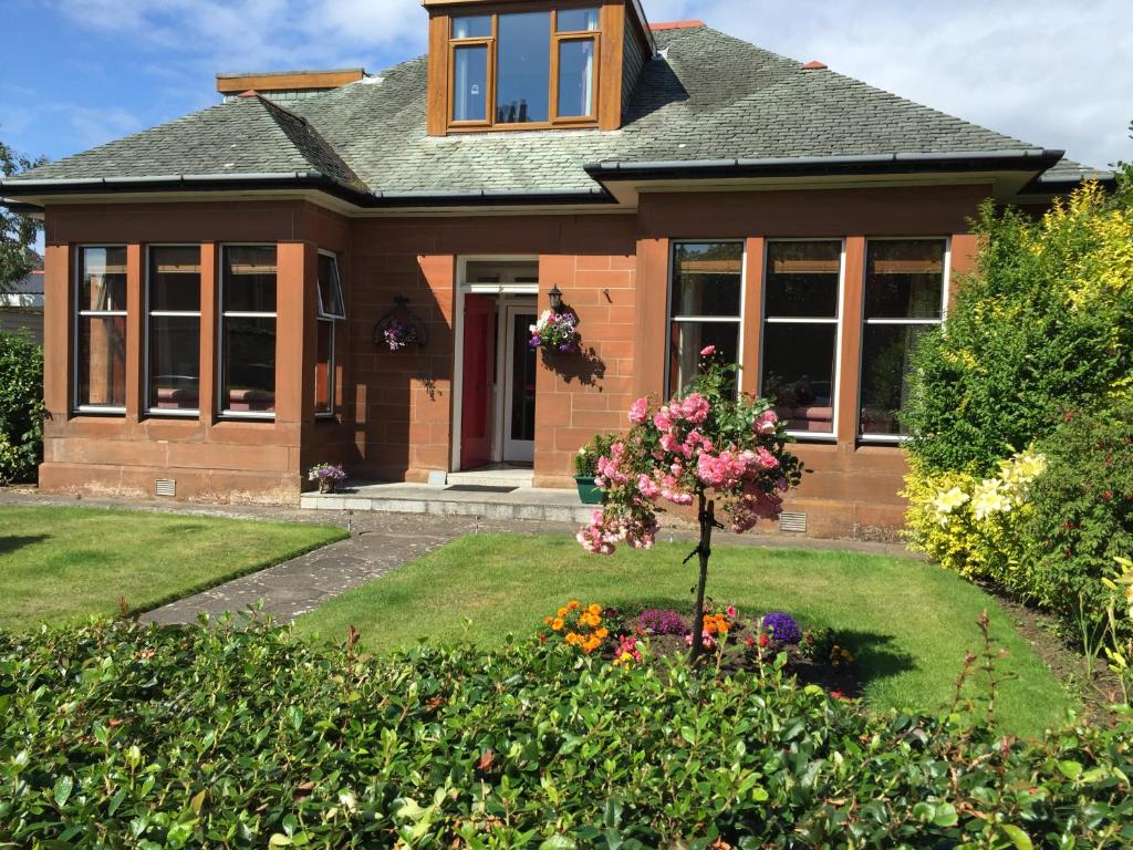 una casa con un jardín delante de ella en Blackburn Villa B&B, en Ayr