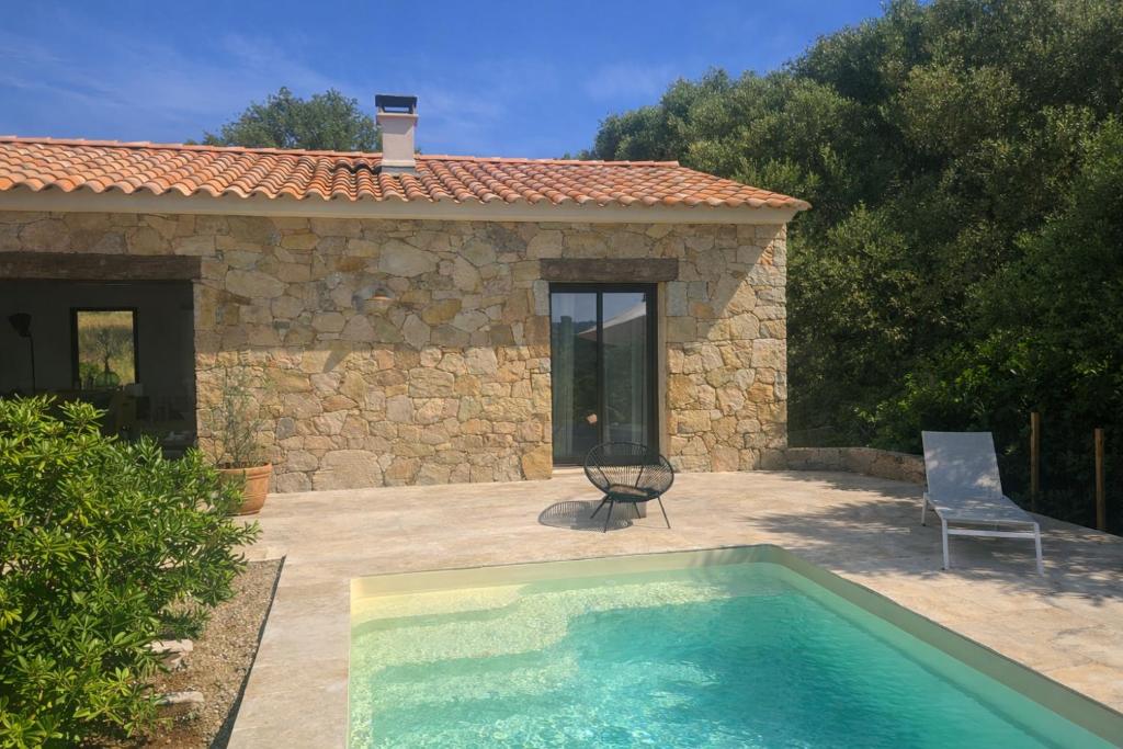 Maison type bergerie proche Porto-Vecchio Piscine chauffée