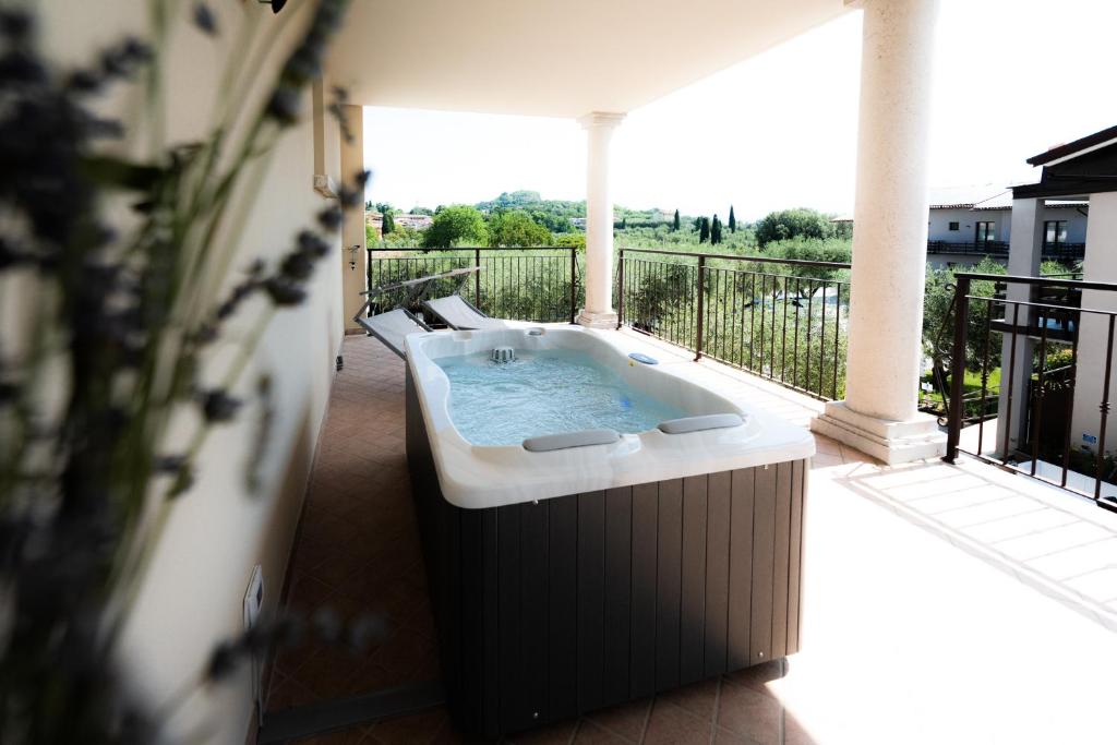 ein Whirlpool auf dem Balkon eines Gebäudes in der Unterkunft Spa Hotel Splendid Sole in Manerba del Garda