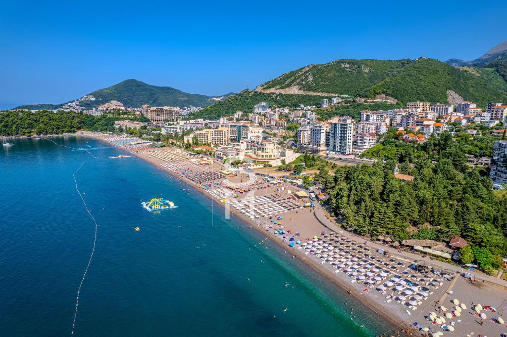 an aerial view of a beach with a city at Status-M Apartments 85 in Bečići