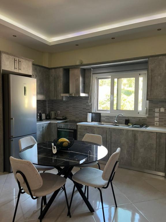 a kitchen with a table and chairs in a kitchen at Amare casa in Perivólia