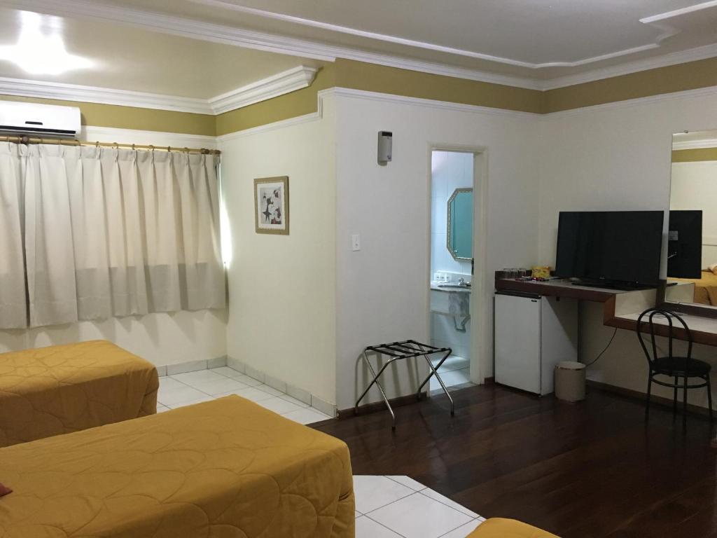TV a/nebo společenská místnost v ubytování Tamareiras Park Hotel