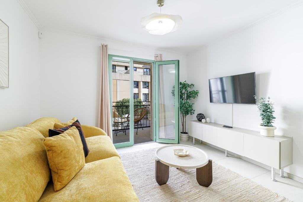 Quiet & Pretty 1 Bdr in the City Center