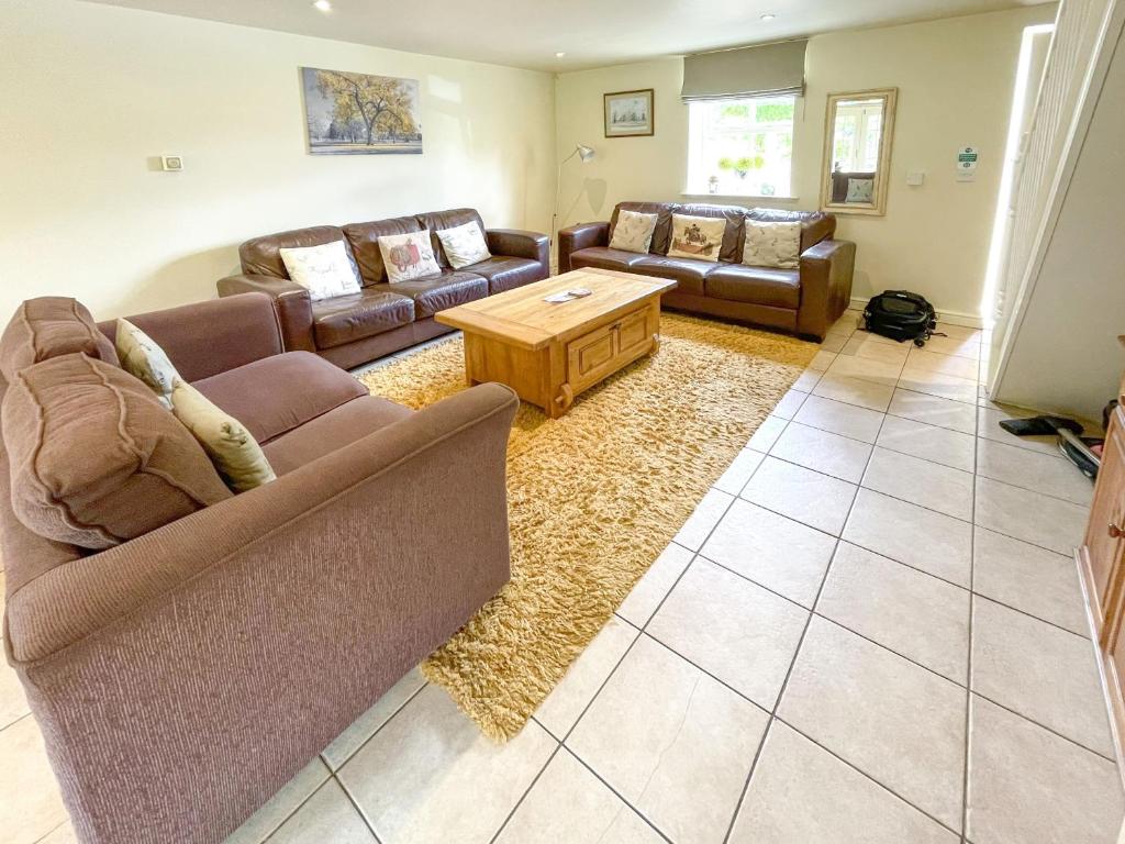 a living room with two couches and a coffee table at Lily Pad 2 - Uk43901 in Nassington