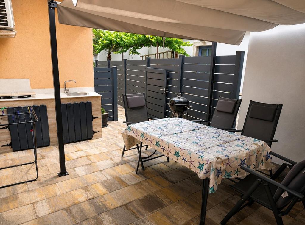 City Centre Apartment with terrace 2