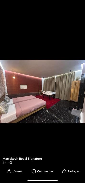 a hotel room with a bed and a table at Mandarine de medeline in Ouled el guerne