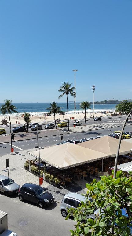 un aparcamiento con coches estacionados frente a la playa en Copacabana Front Beach, en Río de Janeiro