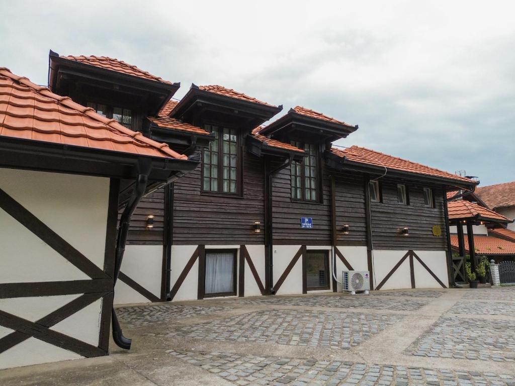 ein großes Holzgebäude mit rotem Dach in der Unterkunft Etno Sobe in Smederevo