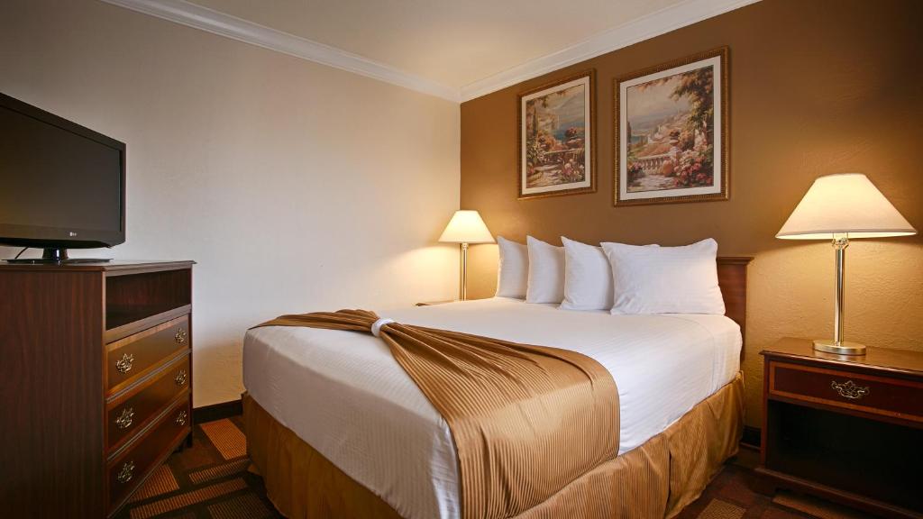 Days Inn & Suites by Wyndham Lodi photo