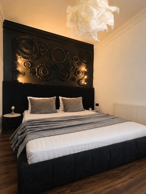 Black Room Apartment photo 6