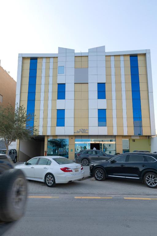 a group of cars parked in front of a building at هوليدي الخليج الفندقية Holiday Alkhaleej in Riyadh