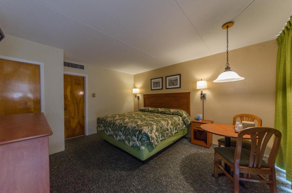 Postel nebo postele na pokoji v ubytování Attache Motel