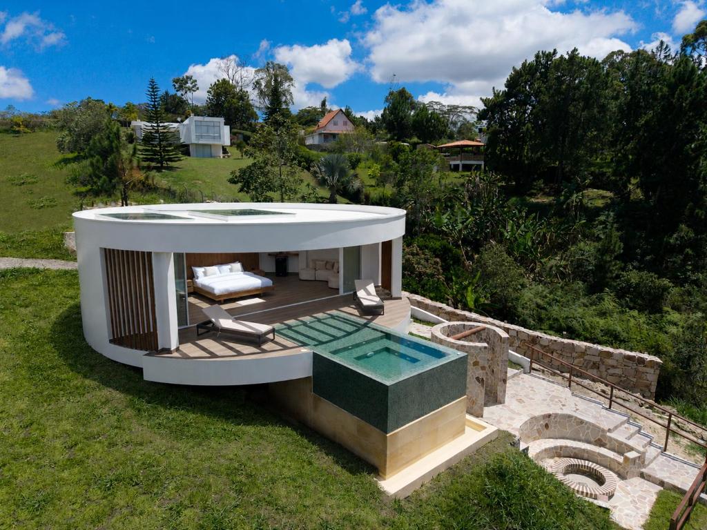 a circular house with a swimming pool and a poolvisorvisor at Monteza Lujo Natural in Piedecuesta