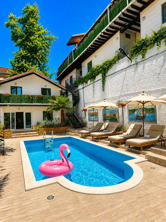 a swimming pool with a pink flamingo in the middle at Chalet duplex N 7 avec piscine in Bouzareah