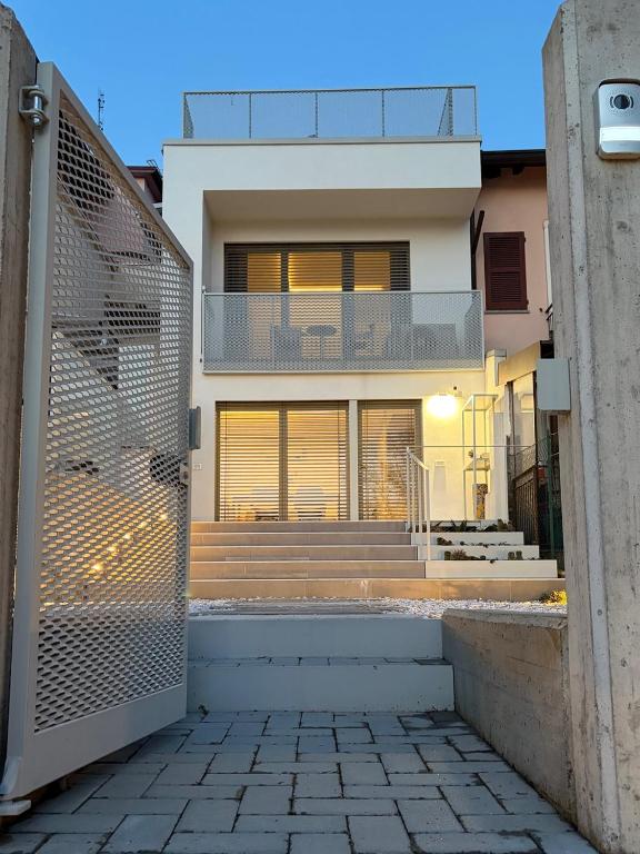 a view of a house from behind a gate at Lakeview in Luino