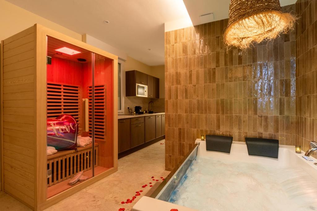 Bali Évasion - Jacuzzi & Sauna Privatif à Nice