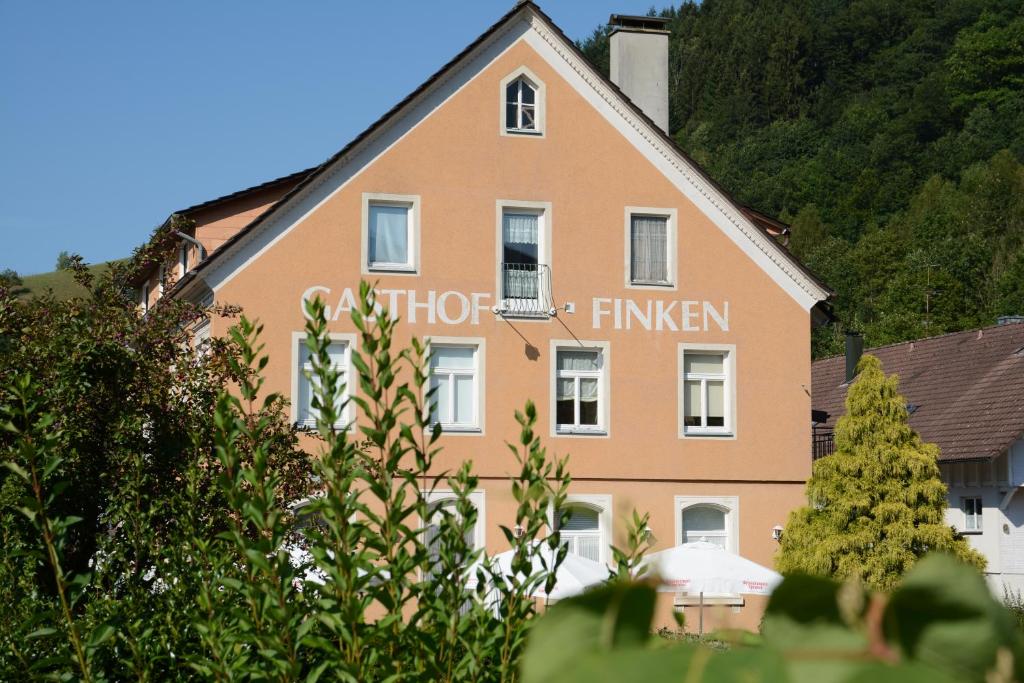 un edificio con el nombre de un hotel en Gasthaus Finken en Oppenau