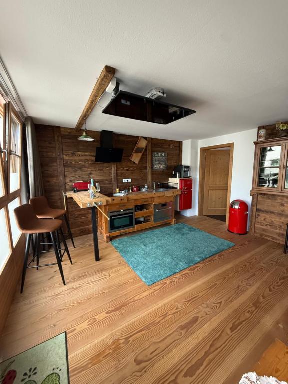 a living room with a table and a kitchen at Apartment Andal in Lenggries