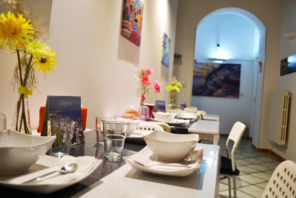サレルノにあるB&B Dei Mercantiのダイニングルーム(花のテーブルと椅子付)