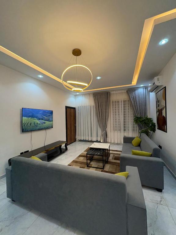 a living room with a couch and a table at Stay-City Oliver in Apenkwa