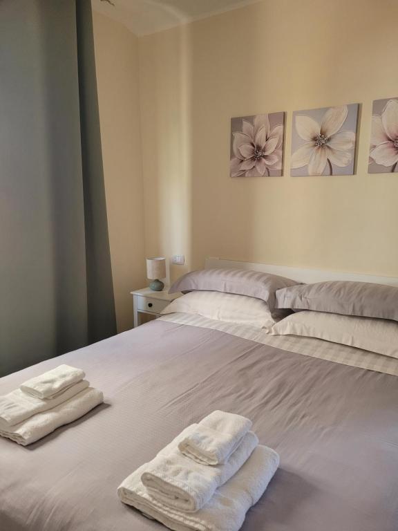 two towels on a bed in a room at Bella Todi Apartment 2 in Todi