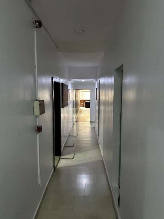 ein Flur eines Bürogebäudes mit einem langen Korridor in der Unterkunft Solitaire hotel in Lagos