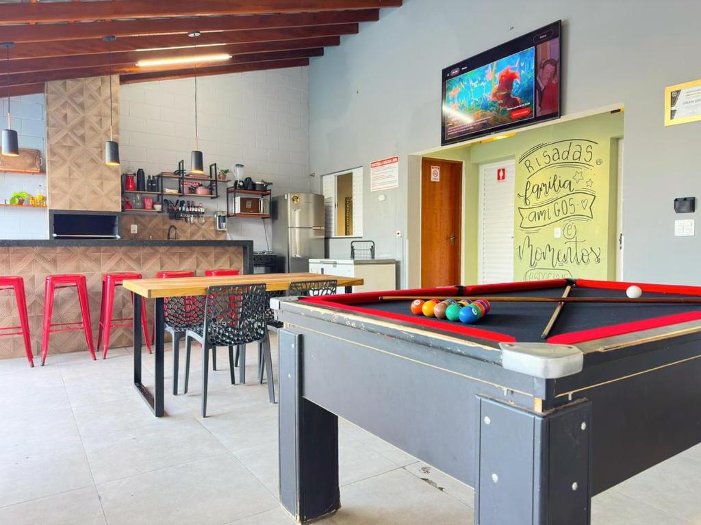 a billiard room with a pool table in a restaurant at Refúgio com Fogueira, Piscina, Bilhar e Ar condicionado in Nova Odessa