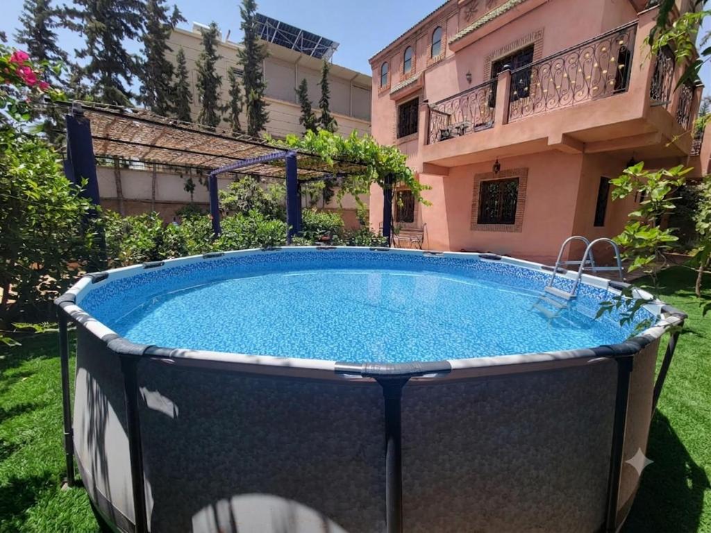 a large swimming pool in the yard of a house at Villa RAHA villa entière in El Aggada